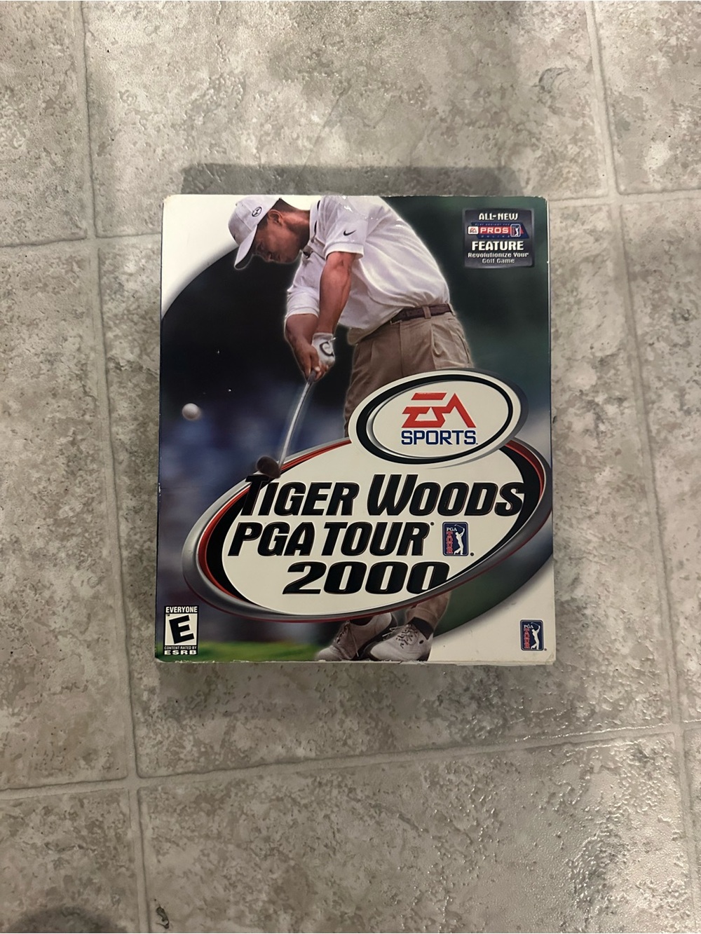 EA SPORTS Tiger Woods PGA Tour 2000 - White and Tan Game Cover